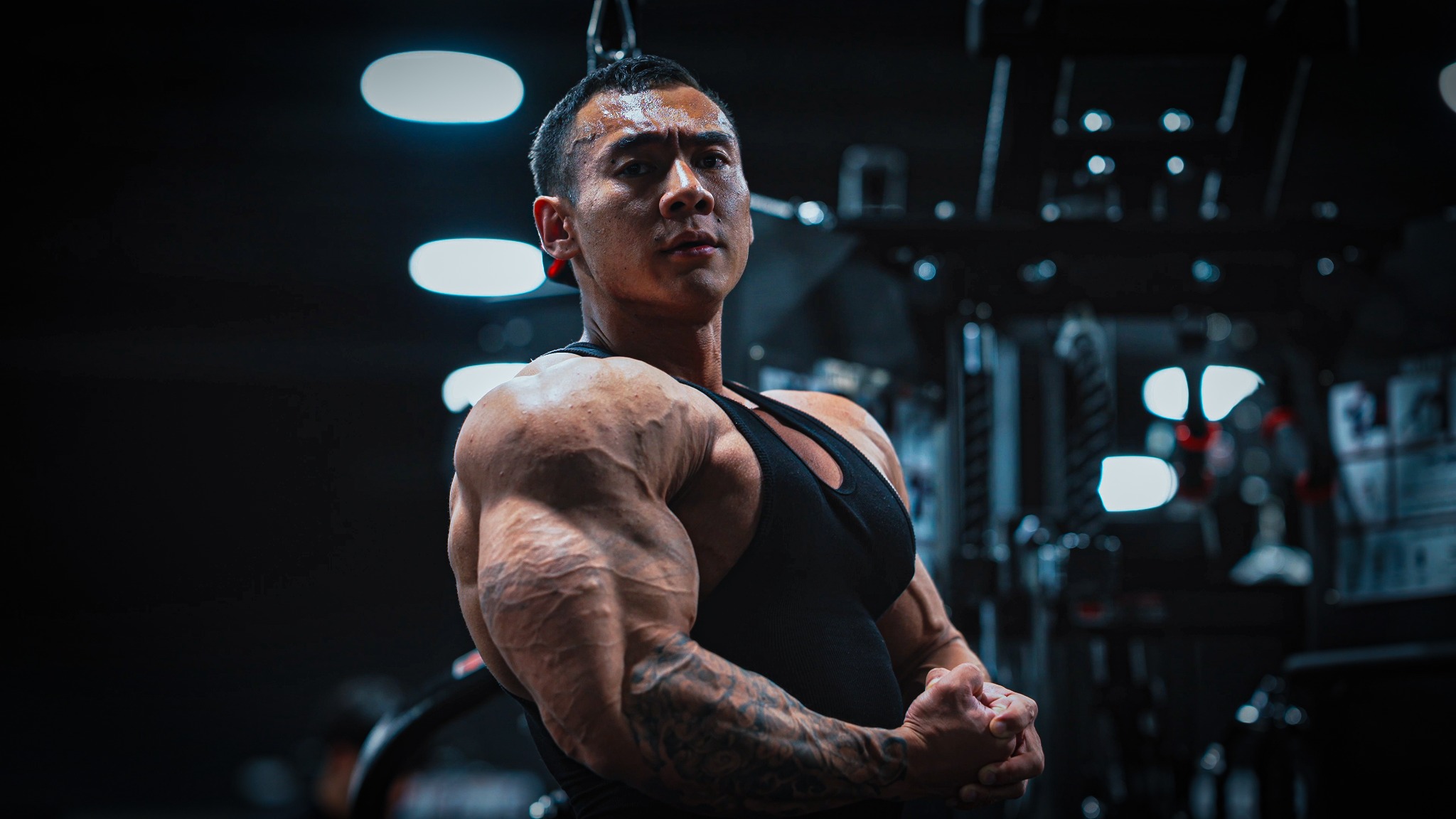 Nick Koeu demonstrating a side chest pose